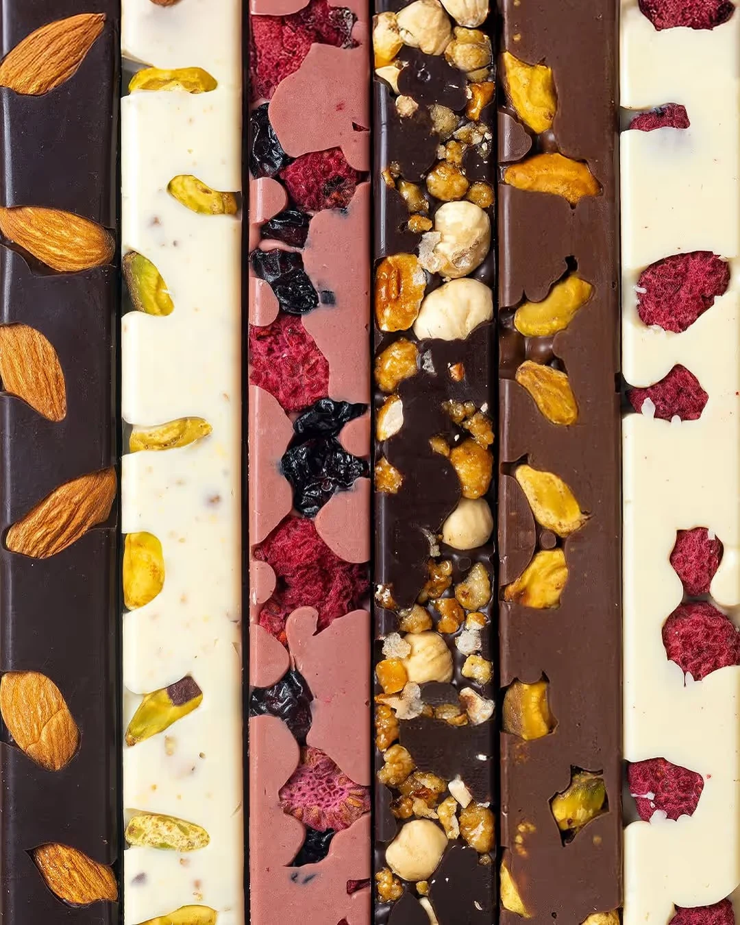 Tabletas de chocolate artesanal, imagem coerente com a parte da rota fora do centro e da produção de chocolate