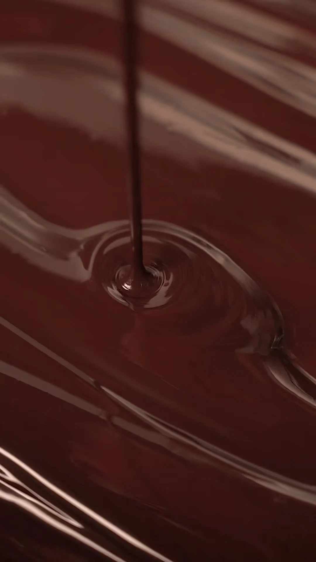 Banho de chocolate artesanal na produção da Rapanui, coerente com a seção sobre quem faz desde o cacau